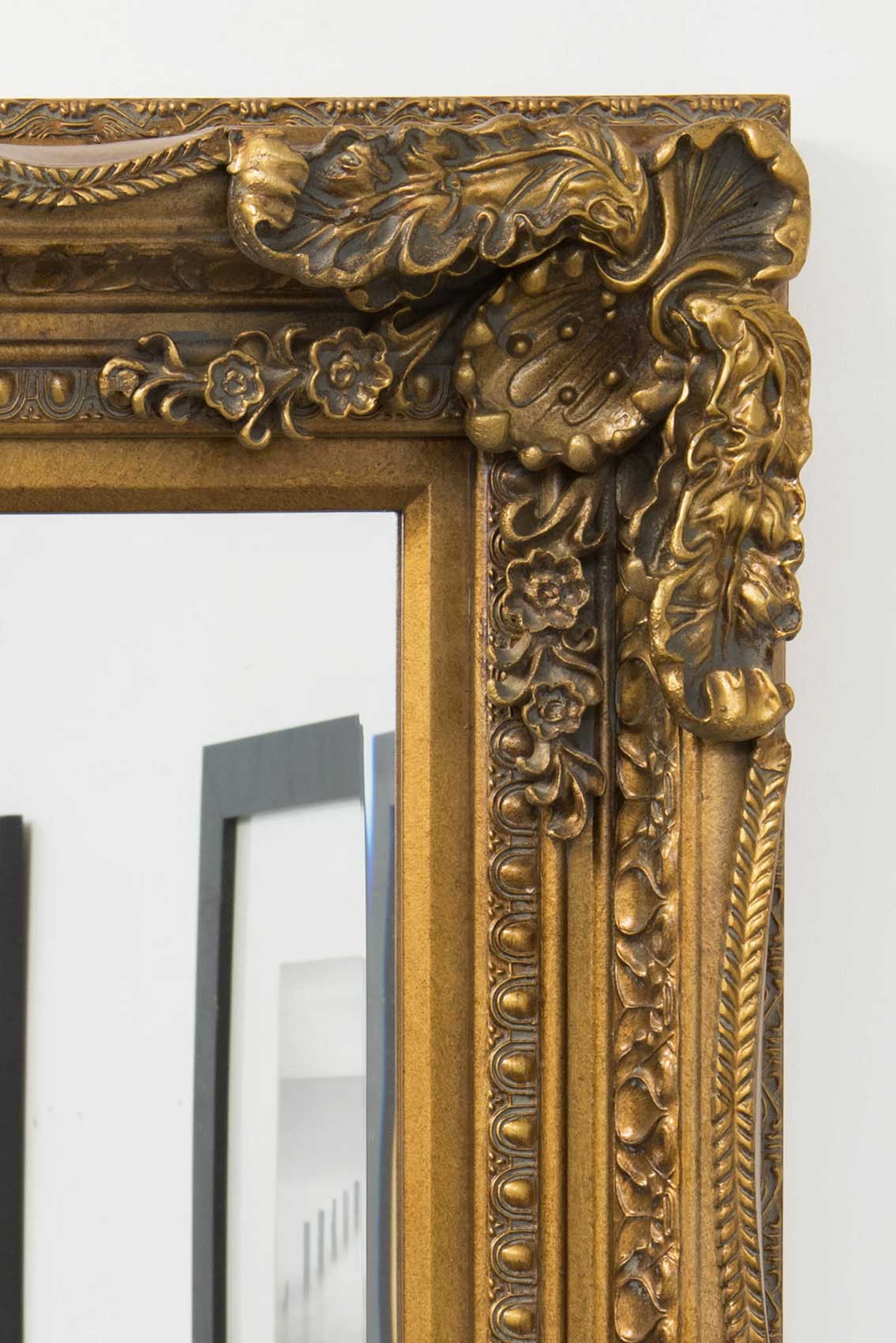 Ornate Mirror Frame: Reflection Of Timeless Elegance