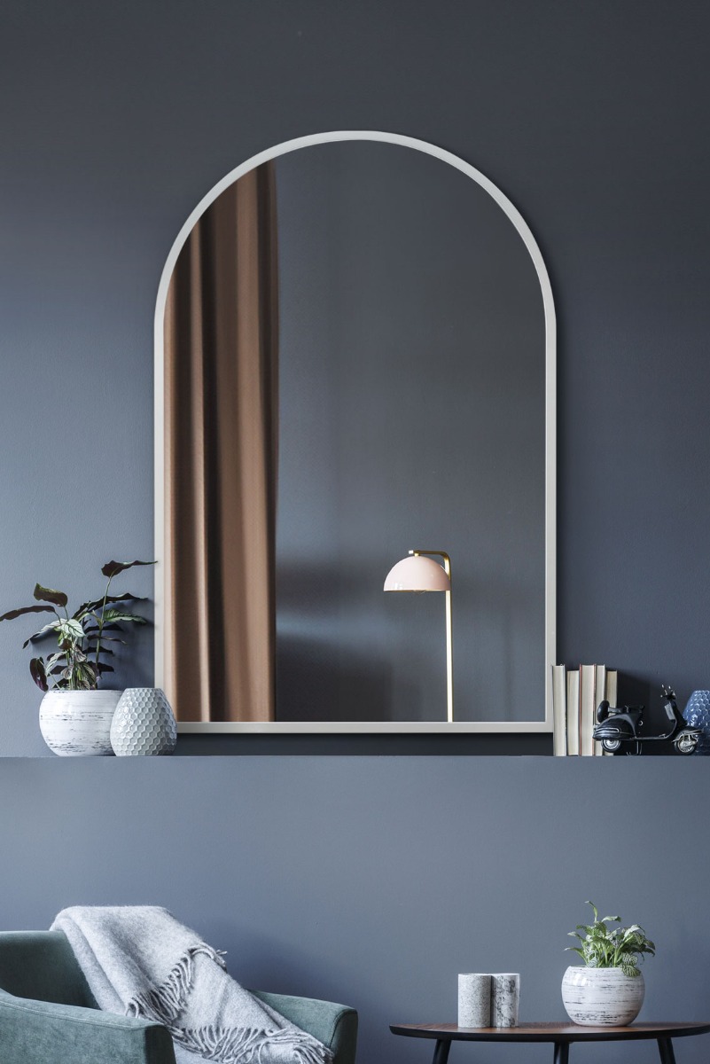 MirrorOutlet The Arcus - Zwart metalen ingelijste moderne boogwandspiegel 47 X 23,5 (120 cm x 60 cm) zwart. 2 cm breed frame en 3 cm diep MirrorOutlet The Arcus - Zwart metalen ingelijste moderne boogwandspiegel 47 X 23,5 (120 cm x 60 cm) zwart. 2 cm breed frame en 3 cm diep